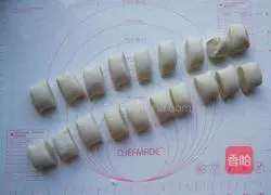 Illustration of how to make Yuanbao dumplings 17