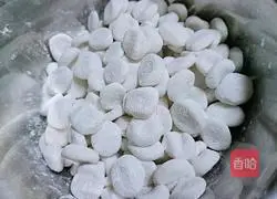  Illustration of how to make shredded pork cutting board dumplings 4