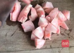 Illustration of how to make fresh peach rock sugar water 8