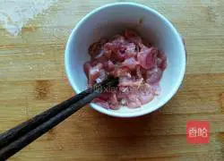 Illustration of how to make mushroom and meat slices soup 4