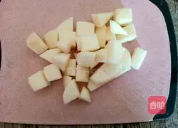 Illustration of how to make rock sugar, snow pear and lily syrup 3