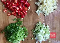 Illustration of how to make fresh pepper and preserved eggs 2