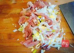 Illustration of how to make fragrant meat pancakes 1