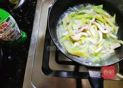 Illustration of how to make lettuce, oyster mushroom and egg soup 4