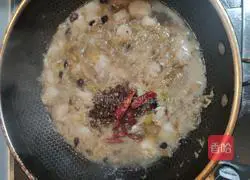 Illustration of how to make basa fish with pickled cabbage 6