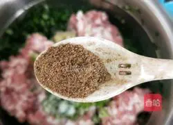 Illustration of how to make leek and pork dumplings 9