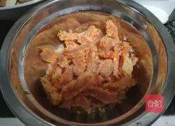 Illustration of how to make green pepper and shredded pork noodles 3