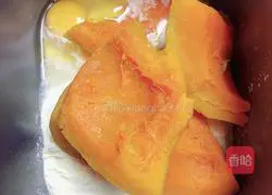 Illustration of how to make pumpkin and meat floss bread 2