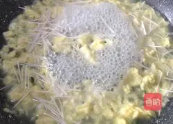 Chicken liver, spinach and egg noodles Illustration of how to do it 5