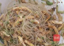 Illustration of how to make cold egg vermicelli 9