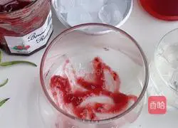 Illustration of making raspberry jam and cranberry drink 3