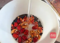 Strengthen immunity - Illustration of making black bean and peanut milk 2