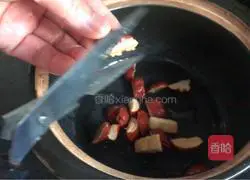 Illustration of how to make fresh peach rock sugar water 2