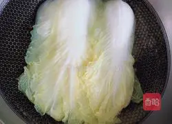 Illustration of how to make steamed cabbage and meat dumplings 1