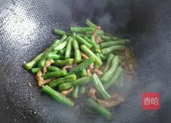 Illustration of braised noodles with beans and shredded pork 6
