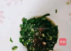 Illustration of how to make sour garlic sprout noodles 3