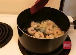 Illustration of how to make avocado and shrimp pasta 7