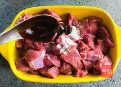 Simple and delicious recipe for beef cubes with king oyster mushrooms 5