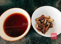 Illustration of how to make bigfoot fungus, bean sprouts and beef tendon soup 9