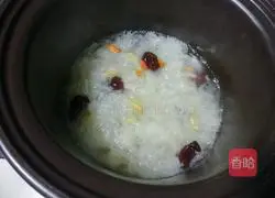 Illustration of how to make red dates and white fungus soup 6