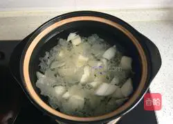 Illustration of how to make rock sugar, snow pear and white fungus soup 3