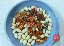 Illustration of how to make walnut, peanut and red date dew 3