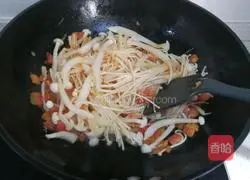 Illustration of how to make Sanxian Soup (Xihong Mushroom Soup) 8