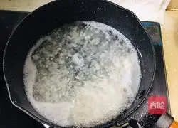 Illustration of how to make glutinous rice and egg drop soup 3