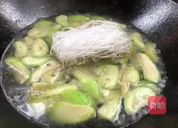 Illustration of how to make shrimp and loofah vermicelli soup 8