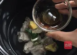 How to cook braised pork ribs Illustration 8