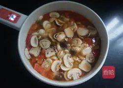 Illustration of how to make mushroom and tomato fat-reducing soup 5