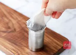 Illustration of how to make tea jelly with pearl milk tea 6