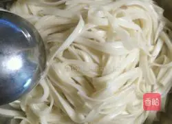 Illustration of how to make ham and egg fried noodles 1