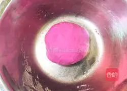 Illustration of how to make vegetable juice and strawberry steamed buns 3