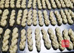 Illustration of how to make soft twist 3