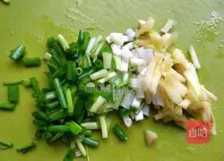 Illustration of how to make shrimp, luffa and mushroom soup 4