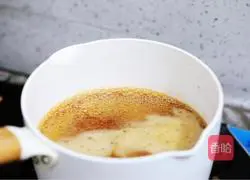 Illustration of how to mix tea jelly with pearl milk tea 4