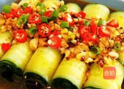 Illustration of how to make cucumber slices 6