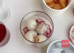 Illustration of how to make lychee and cranberry drink 4