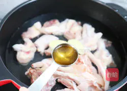 Illustration of how to make carrot, corn and chicken soup 2