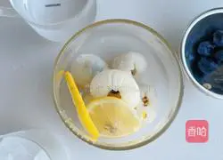 Illustration of how to make lychee blueberry sparkling drink 7