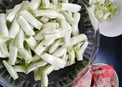 Illustration of how to make braised pork beans and stuffed noodles 2