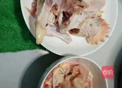 Illustration of one of the ways to eat a chicken (chicken soup with ➕fried chicken skeleton)