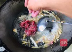 Illustration of how to make spicy and sour shredded pork soup 8