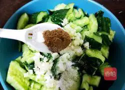 Illustration of how to pound cucumbers with mashed garlic 9