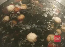 Illustration of how to make seaweed and tomato ball soup 11