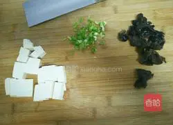 Illustration of how to make fungus and tofu soup 2