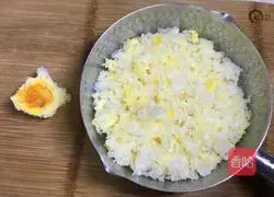 Illustration of how to nourish the skin and nourish the lungs (cranberry, peach gum, tremella and snow pear soup) 4