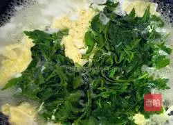 Illustration of making chrysanthemum leaf egg soup 7