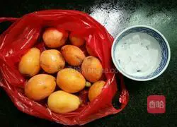 Illustration of how to make canned loquats 1
